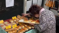 Roti-roti yang baru matang lantas disusun pada meja saji. Catatan-catatan kecil untuk harga dan jenis roti tak lupa ditambahkan pada meja bagian depan toko. Foto: Instagram/tasteatlas