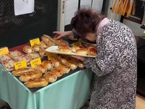 Salut! Nenek 83 Tahun Masih Gesit Kelola Toko Roti Sejak 1970