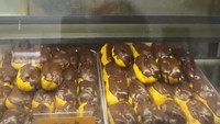 Setiap pagi Yuriko masih menyusun sendiri kue-kue dalam etalase kaca. Ia memastikan seluruh hidangan yang dijual sesuai dengan standar resepnya. Foto: Instagram/tasteatlas
