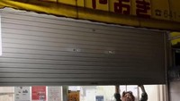 Beberapa karyawan terlihat juga membatu Yuriko untuk beberapa pekerjaan. Seperti membuka dan menutup rolling door toko yang tak lagi mampu dilakukannya. Foto: Instagram/tasteatlas
