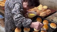 Toko roti legendaris di Jepang disoroti di media sosial. Pasalnya seorang nenek yang sudah bungkuk masih aktif mengelolanya. Foto: Instagram/tasteatlas