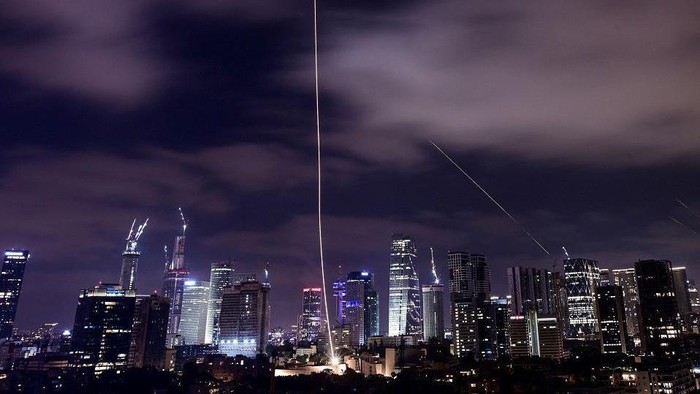 42 WNI terdampar di Tel Aviv  Apa dampak konflik Iran-Israel bagi Indonesia?