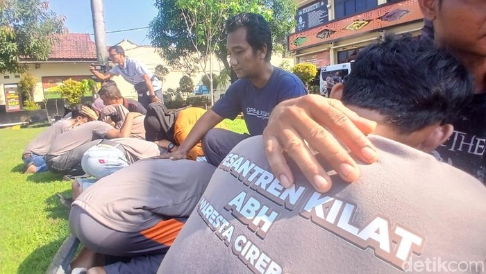 ABH saat pamit dengan orang tua untuk menjalani program Pesantren Kilat