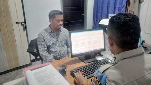 Aiptu Firmansyah saat menjalani pemeriksaan oleh Propam Polres TTS, Senin (16/6/2025). (Foto: Dok. Polres TTS)