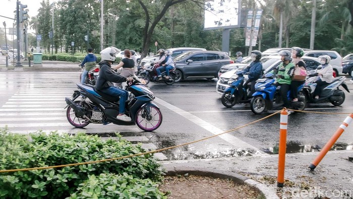 Sejumlah pengendara sepeda motor melakukan pelanggaran lalu lintas dengan melawan arah di Jalan Letnan Sutopo, Tangerang Selatan, Senin (16/5/2025). Melawan arah merupakan salah satu tindak pelanggaran lalu lintas yang sering dilakukan oleh pengendara sepeda motor.