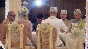Al Ghazali dan Alyssa Daguise menikah dengan mahar logam mulia seberat 16,6 gram dan uang sebesar EUR 2.025 atau sekitar Rp 225.769.375. Foto: instagram Tissa Biani