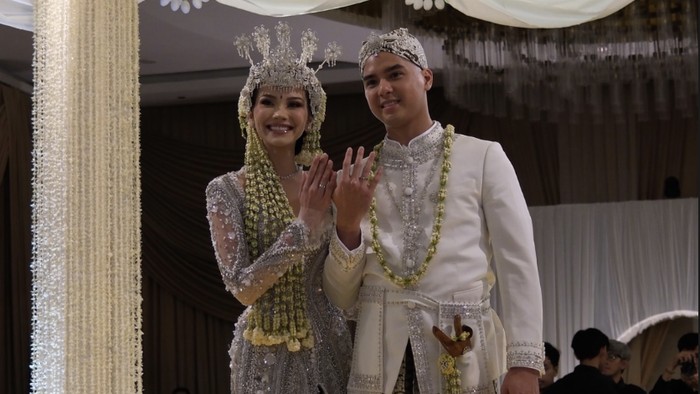 Al Ghazali Al Ghazali dan Alyssa Daguise jadi pengantin Sunda.