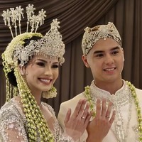 Melengkapi penampilannya, perempuan blasteran Prancis itu juga mengenakan siger dan ronce melati di kepalanya. Selain itu juga terdapat hiasan tusuk konde yang menunjang penampilannya sebagai pengantin Sunda. (Foto: Instagram/@ari_lasso)