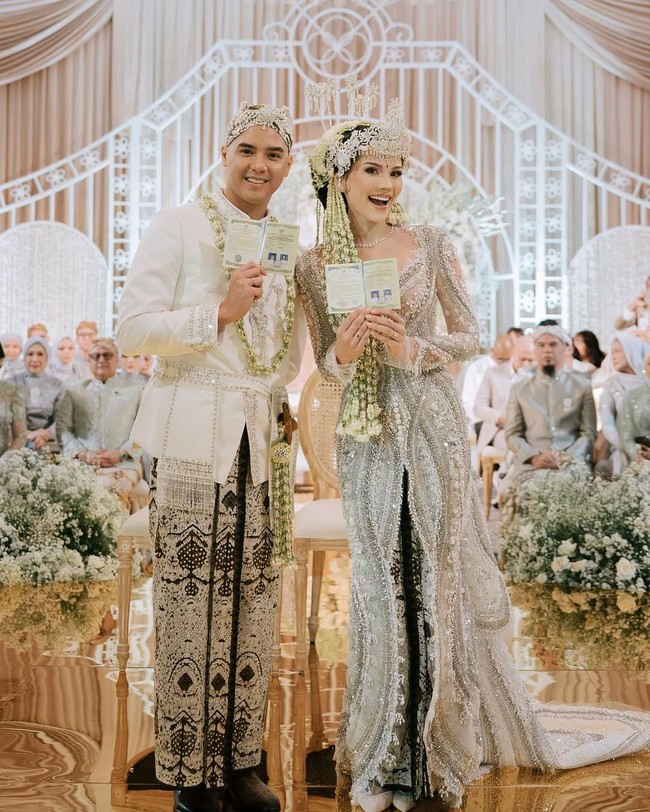 Alyssa menandai hari spesialnya dalam balutan kebaya modifikasi nan bersejarah kreasi desainer ternama Tex Saverio. Ia menjadi orang beruntung pertama yang memakai kebaya buatan desainer Indonesia yang karyanya pernah membungkus tubuh selebriti dunia seperti Kim Kardashian, Lady Gaga, dan Jennifer Lawrence itu. (Foto: Instagram/@alyssadaguise)