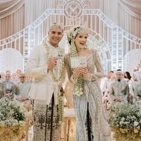 Alyssa menandai hari spesialnya dalam balutan kebaya modifikasi nan bersejarah kreasi desainer ternama Tex Saverio. Ia menjadi orang beruntung pertama yang memakai kebaya buatan desainer Indonesia yang karyanya pernah membungkus tubuh selebriti dunia seperti Kim Kardashian, Lady Gaga, dan Jennifer Lawrence itu. (Foto: Instagram/@alyssadaguise)