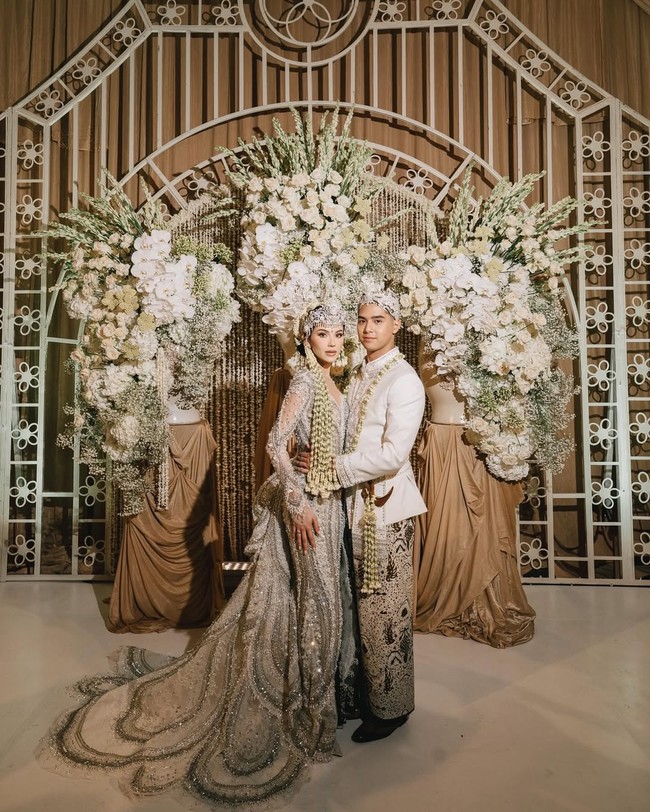 Mengunggah video Alyssa dalam balutan busana pengantin tersebut di Instagram, Tex mengungkapkan dirinya sama sekali belum pernah membuat kebaya setelah lama berkecimpung di industri mode Indonesia. “Hanya @alyssadaguise yang punya nyali untuk pertama kali memakai kebaya Tex Saverio (0  pengalaman membuat kebaya) di momen sakralnya: akad nikah,” tulis Tex. (Foto: Instagram/@alyssadaguise)