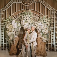 Mengunggah video Alyssa dalam balutan busana pengantin tersebut di Instagram, Tex mengungkapkan dirinya sama sekali belum pernah membuat kebaya setelah lama berkecimpung di industri mode Indonesia. “Hanya @alyssadaguise yang punya nyali untuk pertama kali memakai kebaya Tex Saverio (0  pengalaman membuat kebaya) di momen sakralnya: akad nikah,” tulis Tex. (Foto: Instagram/@alyssadaguise)
