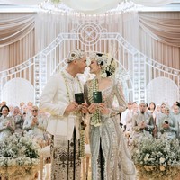 Tex menambahkan, baik dirinya maupun Alyssa gugup menjelang momen spesial ketika kebaya tersebut akhirnya dipakai. “Semoga kalian menyukai kebayanya. Be easy on us please,” tutup Tex disambut dengan berbagai pujian di kolom komentar.  (Foto: Instagram/@alyssadaguise)