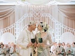 Tex Saverio Ungkap Tantangan Mendesain Kebaya Pengantin Alyssa Daguise