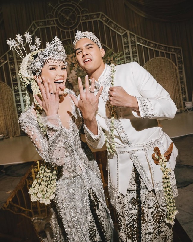 Alyssa Daguise dan Al Ghazali menikah pada Senin (16/5/2025). Prosesi akad dalam nuansa Sunda itu diketahui berlangsung di hotel berbintang The St. Regis Jakarta. (Foto: Instagram/@alyssadaguise)