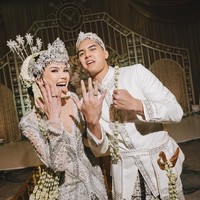Alyssa Daguise dan Al Ghazali menikah pada Senin (16/5/2025). Prosesi akad dalam nuansa Sunda itu diketahui berlangsung di hotel berbintang The St. Regis Jakarta. (Foto: Instagram/@alyssadaguise)