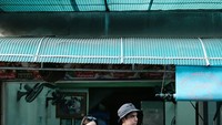Momen liburan lain dari Al Ghazali dan Alyssa Daguise saat masih pacaran. Keduanya berpose di depan kios sebuah pasar tradisional. Foto: Instagram Al Ghazali & Alyssa Daguise
