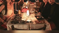 Makan malam romantis itu tak hanya dilakukan oleh Al dan Alyssa, tapi juga ada kakak dan pasangannya. Mereka berada di satu meja yang sama. Foto: Instagram Al Ghazali & Alyssa Daguise