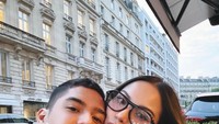 Begini potret Al dan Alyssa ketika berlibur ke Italia beberapa waktu lalu. Mereka tampak di sebuah restoran menunggu pesanan makanan. Foto: Instagram Al Ghazali & Alyssa Daguise