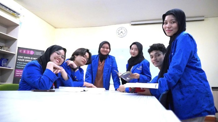 Aliyah Nova Az-Zahra Nasution (ketiga dari kanan) bersama rekan-rekannya sesama penerima Program Beasiswa Prestasi Pertamina Hulu Rokan (PHR). (Dok. Istimewa)