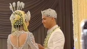 Setelah itu, Al Ghazali memakaikan cincin kawin ke Alyssa Daguise. Foto: Instagram @thebridedept