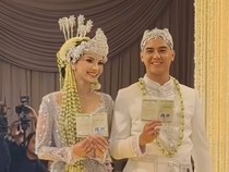 Al Ghazali dan Alyssa Daguise Semringah Pamer Cincin dan Buku Nikah