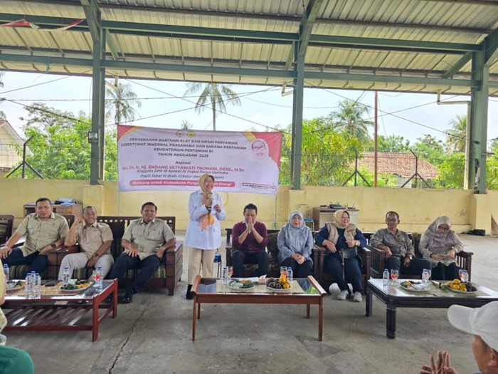 Anggota DPR RI dari Fraksi Partai Gerindra Endang Thohari menyerahkan bantuan alat dan mesin pertanian (alsintan) kepada para petani setempat.