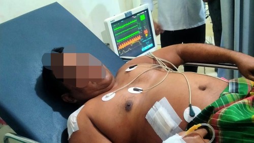 ASN Disdikpora Sumba Barat Daya, Aloysius Lede Bora, menjalani perawatan medis seusai ditikam oleh pegawai SD, Emanuel Karsianto Sukadana, Senin (16/6/2025). (Dok. Polres Sumba Barat Daya)