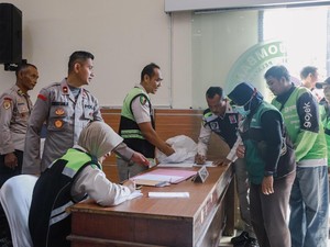Tukang Becak-Ojol Dapat Pengobatan Gratis dari Polres Jombang