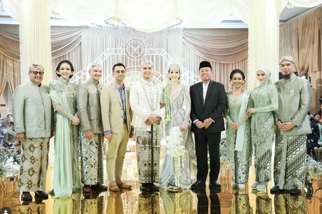 Sebagai ibu kandung dan ibu sambung Al Ghazali, Maia Estianty dan Mulan Jameela turut hadir di acara pernikahan putra mereka. Seragaman dengan anggota keluarga, keduanya tampil mengenakan kebaya. Foto: Instagram/@raffinagita1717