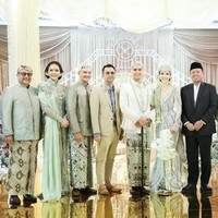 Sebagai ibu kandung dan ibu sambung Al Ghazali, Maia Estianty dan Mulan Jameela turut hadir di acara pernikahan putra mereka. Seragaman dengan anggota keluarga, keduanya tampil mengenakan kebaya. Foto: Instagram/@raffinagita1717