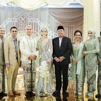 Meski sama-sama mengenakan kebaya berwarna hijau pastel namun Maia dan Mulan tampil dengan gaya berbeda. Dalam foto terlihat Maia yang berdiri di antara suaminya, Irwan Mussry, dan ayah Alyssa Daguise. Sementara Mulan diapit oleh ibunda Alyssa dan Ahmad Dhani. Foto: Instagram/@raffinagita1717
