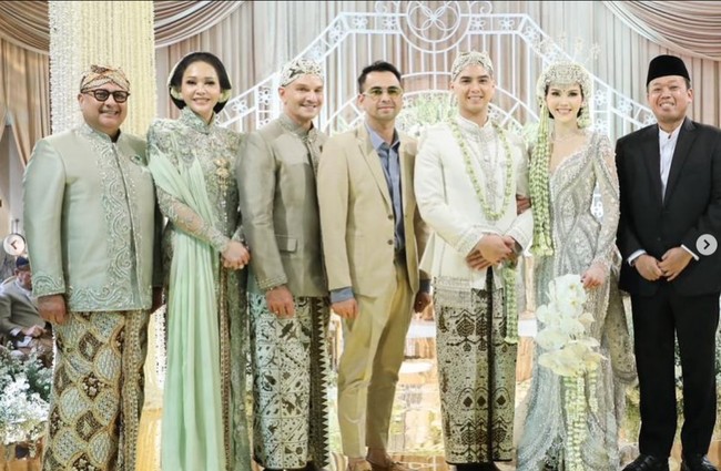 Maia Estianty tampil anggun dan elegan dengan kebaya panjang kerah tinggi. Dipenuhi dengan bordir dan payet, kebaya tersebut dilengkapi dengan selendang panjang di salah satu sisinya yang menjuntai dari bahu ke bawah. Mempermanis tampilannya, Maia menambahkan bros di bagian tengah dadanya. Foto: Instagram/@raffinagita1717