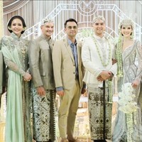 Maia Estianty tampil anggun dan elegan dengan kebaya panjang kerah tinggi. Dipenuhi dengan bordir dan payet, kebaya tersebut dilengkapi dengan selendang panjang di salah satu sisinya yang menjuntai dari bahu ke bawah. Mempermanis tampilannya, Maia menambahkan bros di bagian tengah dadanya. Foto: Instagram/@raffinagita1717