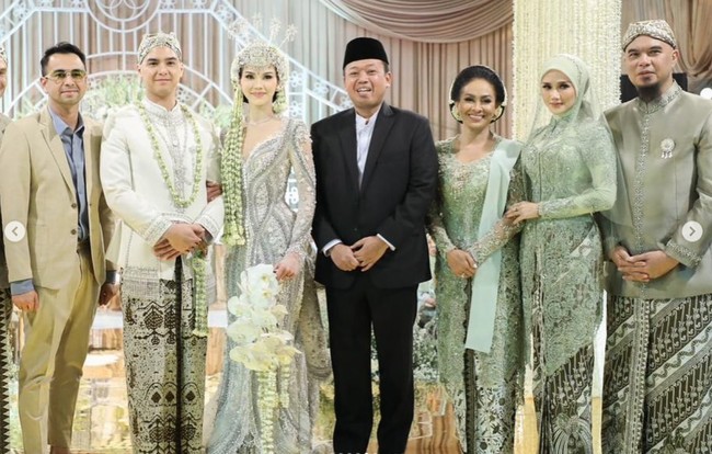 Sementara Mulan tampil lebih simpel dengan kebaya panjang model klasik berhias bordir. Kebaya berpotongan pas badan itu dipadukan dengan kain batik coklat dan hijab berwarna senada dengan kebaya yang dikenakannya. Foto: Instagram/@raffinagita1717