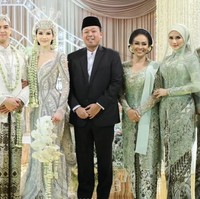 Sementara Mulan tampil lebih simpel dengan kebaya panjang model klasik berhias bordir. Kebaya berpotongan pas badan itu dipadukan dengan kain batik coklat dan hijab berwarna senada dengan kebaya yang dikenakannya. Foto: Instagram/@raffinagita1717