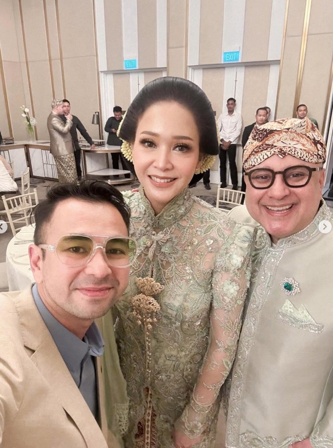 Melengkapi penampilannya, Maia memilih menata rambutnya dengan sanggul berhias ronce melati. Pulasan makeup glam yang flawles dan soft hasil tangan MUA Dean Sadudin membuat kecantikan Maia semakin terpancar. Foto: Instagram/@raffinagita1717