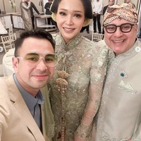 Melengkapi penampilannya, Maia memilih menata rambutnya dengan sanggul berhias ronce melati. Pulasan makeup glam yang flawles dan soft hasil tangan MUA Dean Sadudin membuat kecantikan Maia semakin terpancar. Foto: Instagram/@raffinagita1717