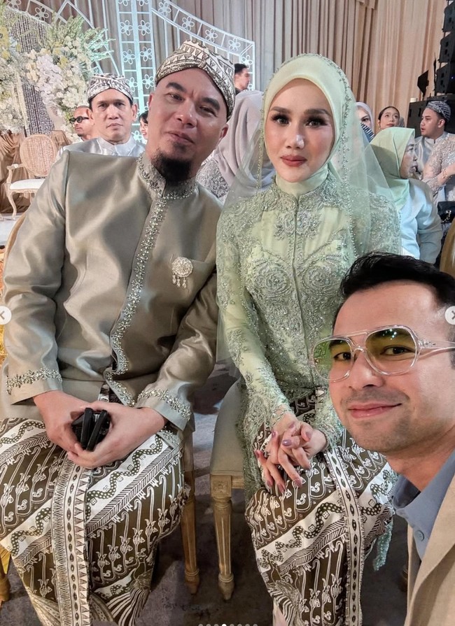 Berbeda dengan Maia, Mulan memilih riasan mata yang lebih bold dengan teknik smokey eye. Untuk lipstik, Mulan memilih warna merah kecoklatan untuk mempertahankan tampilannya agar tak berlebihan. Penampilannya pun terlihat lebih tertutup dengan hijab di kepalanya. Foto: Instagram/@raffinagita1717