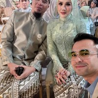 Berbeda dengan Maia, Mulan memilih riasan mata yang lebih bold dengan teknik smokey eye. Untuk lipstik, Mulan memilih warna merah kecoklatan untuk mempertahankan tampilannya agar tak berlebihan. Penampilannya pun terlihat lebih tertutup dengan hijab di kepalanya. Foto: Instagram/@raffinagita1717