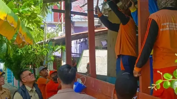 Belasan rumah warga di Kepulauan Seribu, Jakarta rusak akibat diterjang angin kencang. Petugas gabungan terjun ke lokasi untuk menangani warga terdampak. (Antara/dok Pemkab Kep Seribu)