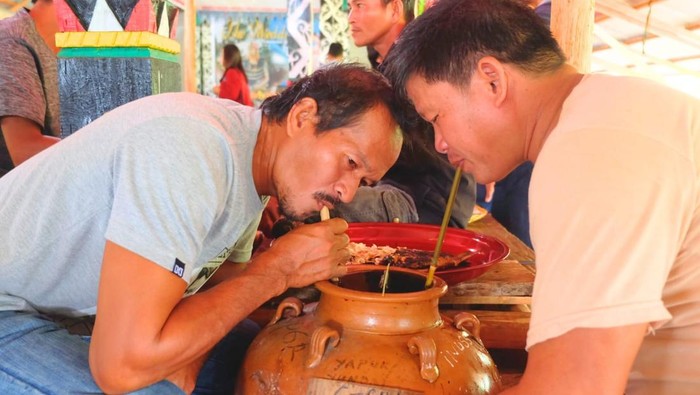 Budaya Ginum Pengasih di Kabupaten Tanah Tidung (KTT) saat pesta pernikahan warga. Foto: Oktavian Balang/detikKalimantan