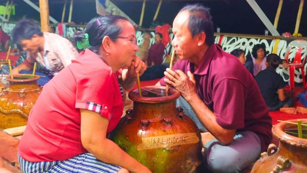 Budaya Ginum Pengasih di Kabupaten Tanah Tidung (KTT) saat pesta pernikahan warga. Foto: Oktavian Balang/detikKalimantan