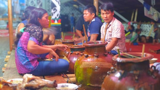 Budaya Ginum Pengasih di Kabupaten Tanah Tidung (KTT) saat pesta pernikahan warga. Foto: Oktavian Balang/detikKalimantan