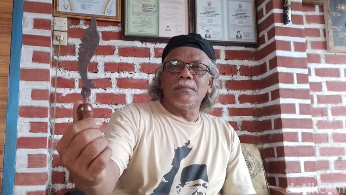 Budayawan Sunda, Agus Surachman memperlihatkan salah satu koleksi kujang buhun miliknya di Cimanggung, Sumedang, Minggu (15/6/2025).