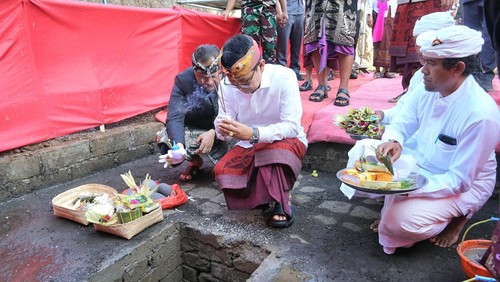 Bupati Adi Arnawa meletakkan batu pertama pembangunan dan perluasan Gedung Kantor DPRD Kabupaten Badung, Senin (16/6/2025). (Ist)