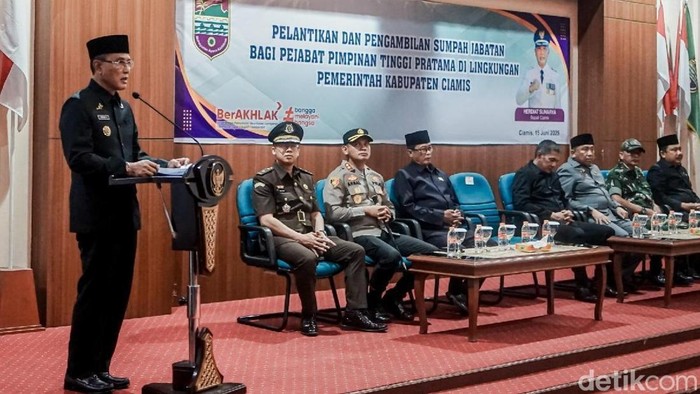 Bupati Ciamis Herdiat Sunarya saat melantik 18 pejabat JPT di Pemkab Ciamis.
