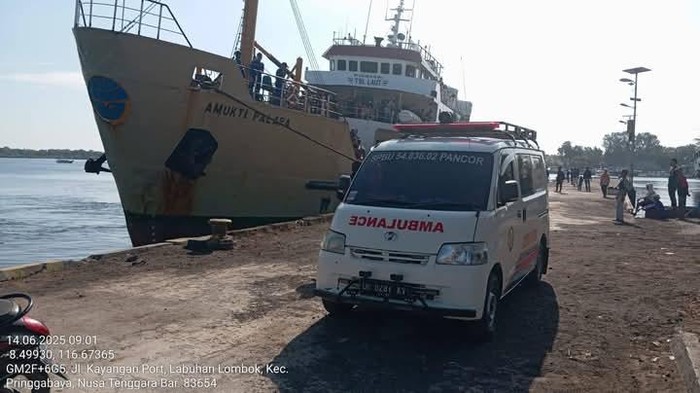 Dua nakes berlayar selama 24 jam demi mengantar pasien dari Kepulauan Sapuka, Sulawesi Selatan, ke RSUD Soedjono, Lombok Timur, Nusa Tenggara Barat (NTB). (Foto: Dok. Istimewa)