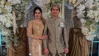 Tissa Biani mendampingi Dul Jaelani pada momen akad nikah Al Ghazali dan Alyssa Daguise. Foto: dok. Instagram Dul Jaelani dan Tissa Biani