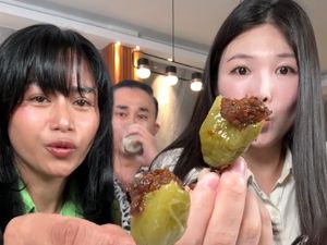 YouTuber Korea Cicip Cabe Gendot dan Nasi Jagung, Begini Reaksinya